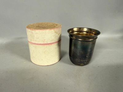 une paire de tasses anciennes en fer-blanc avec leurs couvercles et un couvercle en liège