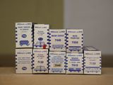 un grand nombre de boîtes empilées les unes sur les autres