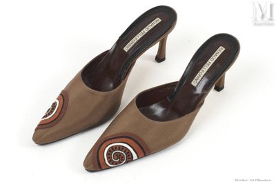 paire de chaussures pour femme avec un motif marron et marron sur le talon