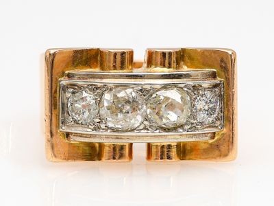 une image représentant une bague en or sertie de trois diamants sur fond blanc