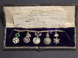une image d'une boîte contenant une collection de médailles et une lettre