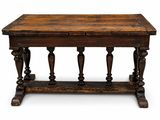 une vieille table en bois avec des pieds tournés et un plateau en bois