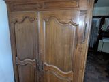 image d'un meuble en bois dans une pièce