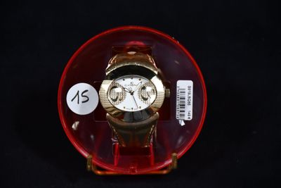 une montre dans un étui rouge, avec une étiquette de prix dessus