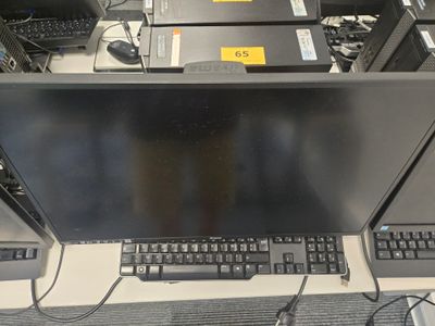 beaucoup d'ordinateurs posés sur une table