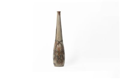 un vase posé sur une surface blanche