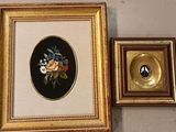 deux photos encadrées représentant des fleurs, accrochées au mur à côté d'une horloge