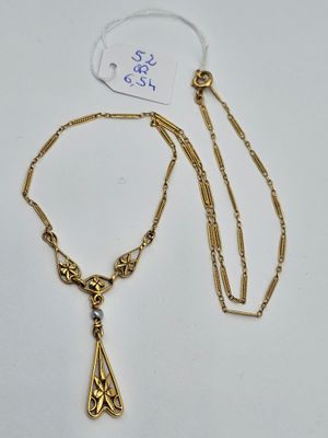 un gros plan d'un collier composé d'une chaîne et d'une médaille