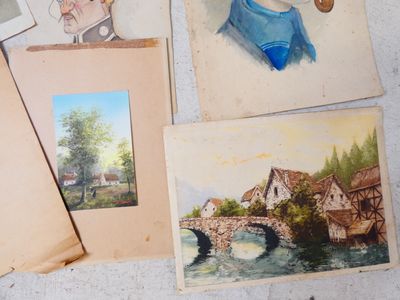 de nombreuses photos d'une femme et d'un homme accrochées au mur