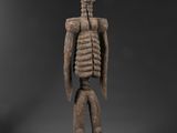 une figurine en bois représentant un squelette, avec une tête et des bras de squelette