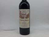 une bouteille de vin rouge posée sur une table blanche