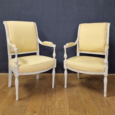 PAIRE DE FAUTEUILS à dossier rectangulaire renversé d'Epoque…