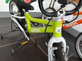 un vélo posé par terre dans la pièce