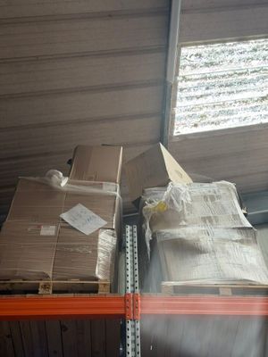 de nombreux cartons sur les étagères de l'entrepôt