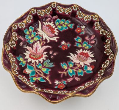 un gros plan d'une assiette violette ornée de fleurs