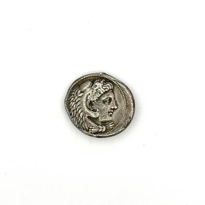 gros plan d'une pièce de monnaie sur une surface blanche