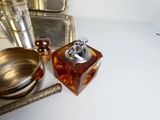 un objet en argent et des écailles de tortue posés sur une table, à côté d'un plateau en argent