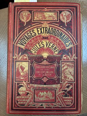 un vieux livre posé sur une table en bois