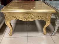Table basse carrée en bois doré.