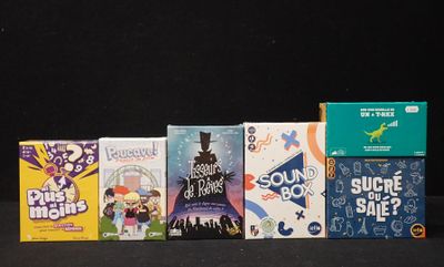 tout un tas de jeux différents posés ensemble sur la table