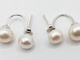 une paire de boucles d'oreilles en perles sur fond blanc