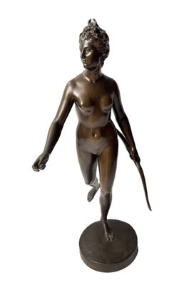 statue en bronze représentant une femme tenant un parapluie, sur fond blanc