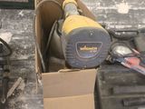 une boîte à outils posée sur une table dans un entrepôt
