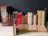un grand nombre de livres posés sur une table