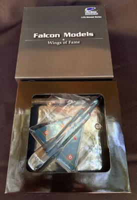 une image représentant une boîte contenant une maquette d'avion