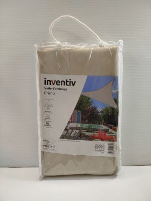 le dessus d'un drap de lit avec l'image d'une maison en arrière-plan