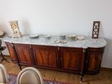 un buffet au plateau en marbre placé au milieu d'une pièce