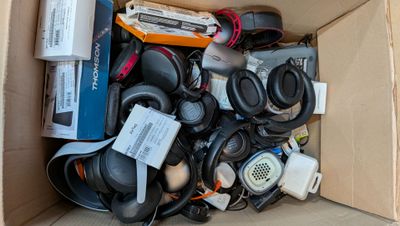 une boîte en carton remplie d'écouteurs et d'autres appareils électroniques