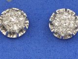 une paire de boucles d'oreilles en diamant sur un fond bleu
