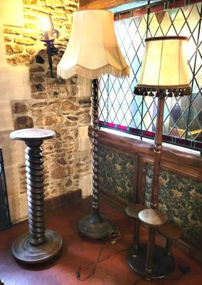 deux lampes posées sur une table devant une fenêtre
