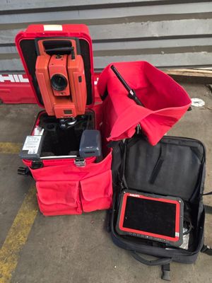 une valise rouge avec un sac noir, une valise rouge avec un sac noir, une valise rouge avec un sac rouge et un sac rouge avec un sac noir