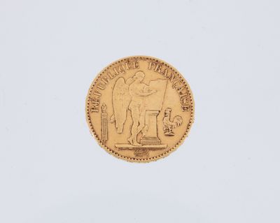 gros plan d'une pièce d'or sur une surface blanche