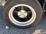 un gros plan d'une voiture verte avec un pneu crevé
