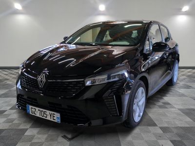 la voiture noire est garée sur un sol en damier dans le garage