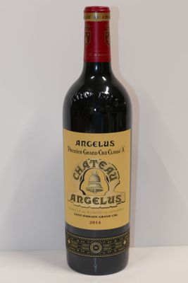 une photo d'une bouteille de vin rouge posée sur une table