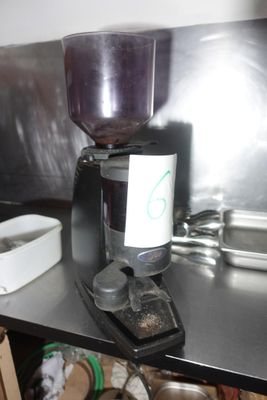 une photo d'un moulin à café posé sur un plan de travail de cuisine