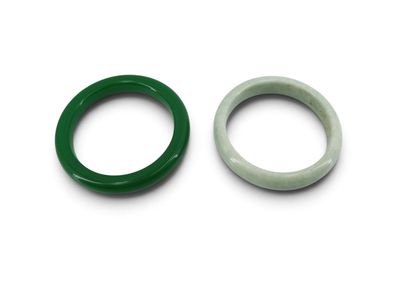 deux anneaux verts et blancs sur un fond blanc