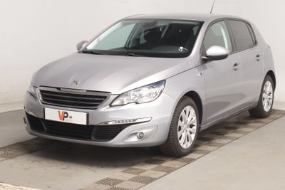 La petite voiture argentée est garée sur le parking.