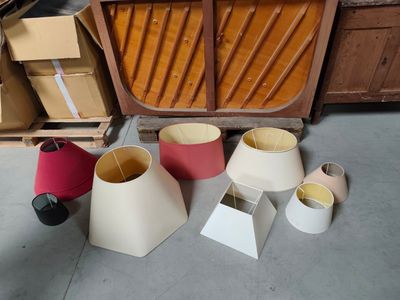 de nombreux types de lampes posés par terre à côté des cartons