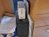 un micro-ondes posé sur un bureau, à côté d'un tiroir