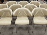 le nombre de chaises qui sont assises ensemble dans une pièce