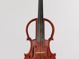 l'image d'un violon suspendu à une ficelle sur un mur blanc