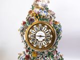 une horloge surmontée d'une statue