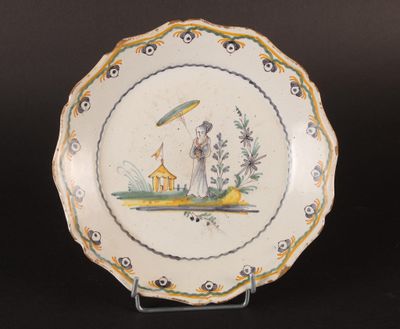 NEVERS ou AUXERRE : Assiette en faïence à décor polychrome "…