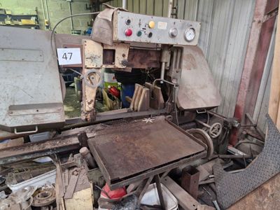une machine qui se trouve à l'intérieur d'un bâtiment