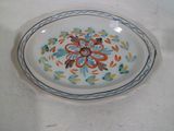 une assiette avec un motif floral sur une table